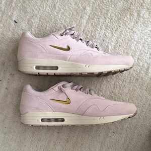 Nike Men’s Light Pink and Gold Sneakers